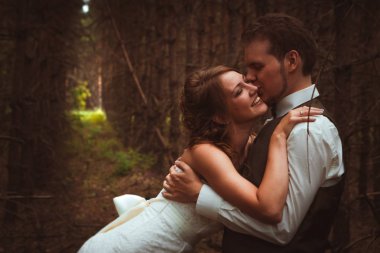 Gelin ve damat firs ormanında.