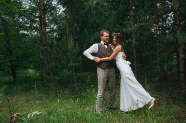 Genç gelin ve damat provence tarzında.