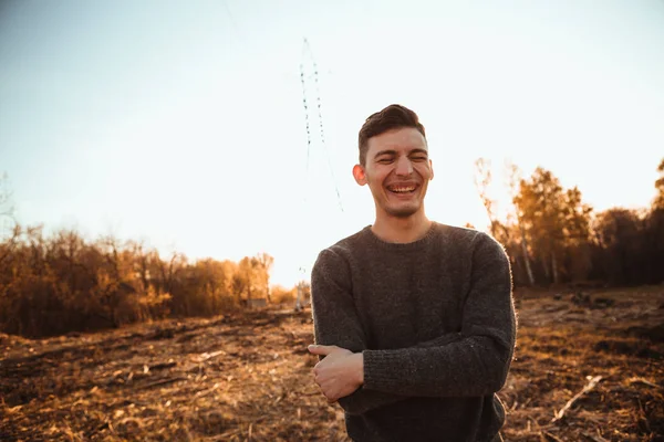 Portret Van Een Man Het Veld Een Zonsondergang Achtergrond — Stockfoto