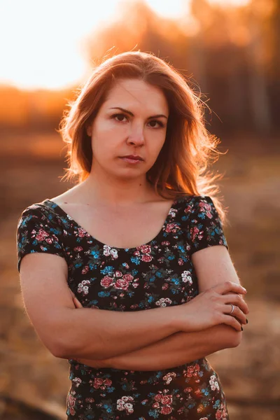 Retrato Uma Menina Bonita Campo Fundo Por Sol — Fotografia de Stock