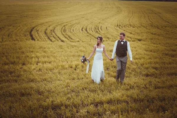 Bride Groom Stand Background Field — Stock Photo, Image