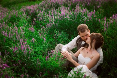 bir dağ ve çim zemin üzerine gelin ve damat portre.