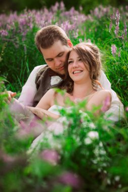 bir dağ ve çim zemin üzerine gelin ve damat portre.