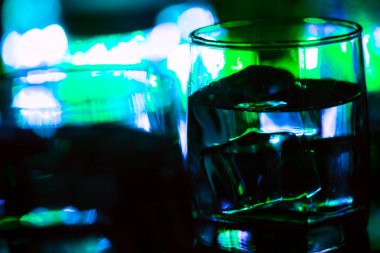 Gece kulübü barında renkli gözlük..