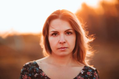 bir gün batımı arka plan alanda güzel bir kızın portresi.