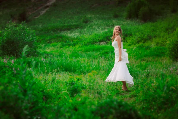 Beautiful Bride Backdrop Mountain Grass — Stock Photo, Image