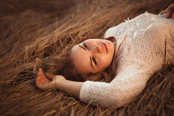 Porträt Eines Mädchens Das Auf Einem Feld Vor Sonnenuntergang Liegt — Stockfoto