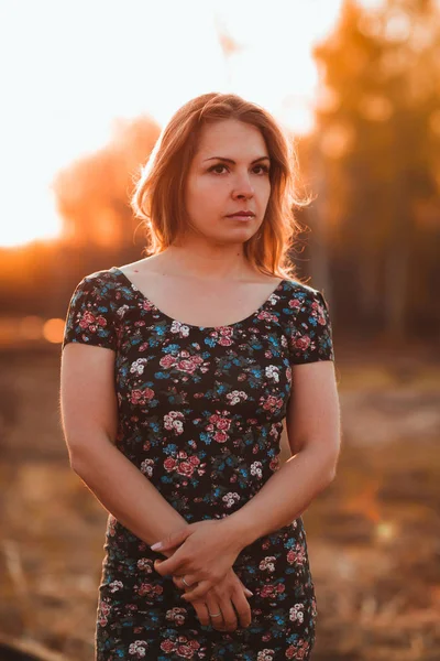 Porträt Eines Schönen Mädchens Auf Einem Feld Vor Sonnenuntergang — Stockfoto