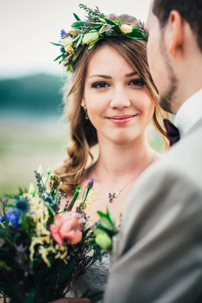 Ungt Par Stil Med Provence Bakgrund Floden — Stockfoto