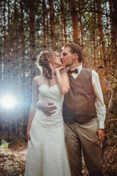 Brautpaar Tannen Wald — Stockfoto