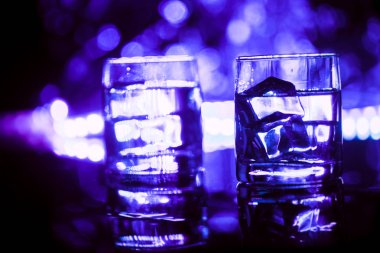 Gece kulübü barında renkli gözlük..