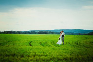 Gelin ve damat alan arka plan üzerinde durmak.
