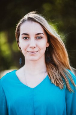 Arka plan bulanık bir genç kadının portresi.