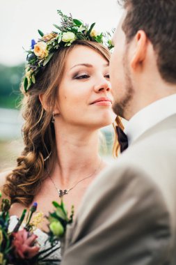 nehir arka plan üzerinde provence tarzında genç çift.