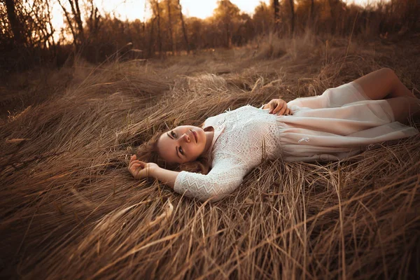 Ragazza Sdraiata Sul Campo Uno Sfondo Tramonto — Foto Stock