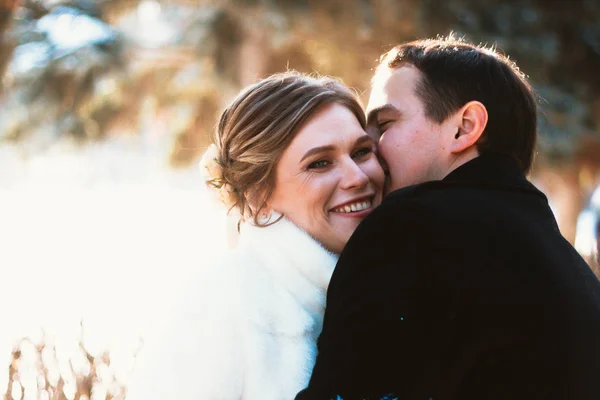 Älskande Bruden Och Brudgummen Sin Vinterbröllop — Stockfoto