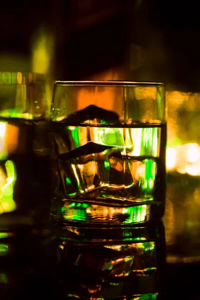 Farbige Beleuchtung Der Gläser Der Nachtclub Bar — Stockfoto