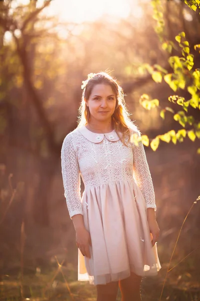 夕日を背景にフィールドに立っている美しい少女 — ストック写真