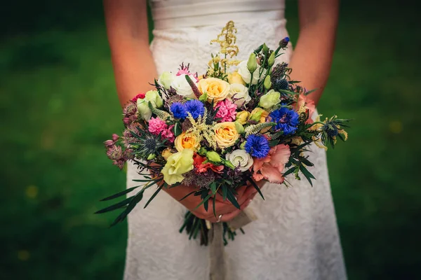 Mariée Tient Bouquet Sur Fond Verdure — Photo