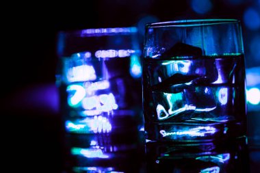 Gece kulübü barında renkli gözlük..