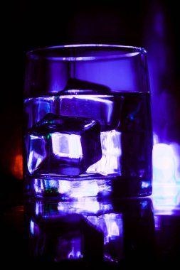 Gece kulübü barında renkli gözlük..