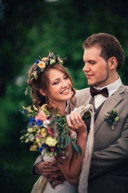 Genç gelin ve damat provence tarzında.
