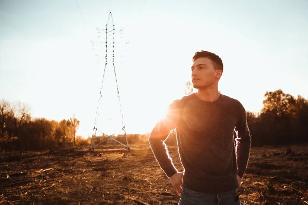 Portret Van Een Man Het Veld Een Zonsondergang Achtergrond — Stockfoto