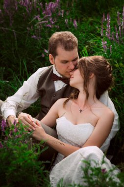 bir dağ ve çim zemin üzerine gelin ve damat portre.