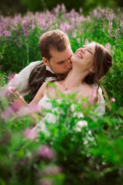 bir dağ ve çim zemin üzerine gelin ve damat portre.