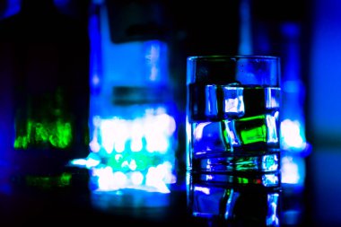 Gece kulübü barında renkli gözlük..