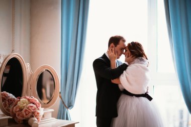 parlak studio fotoğraf genç gelin ve damat Çift.