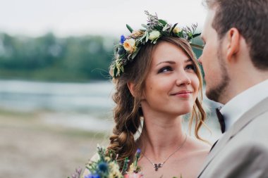 nehir arka plan üzerinde provence tarzında genç çift.