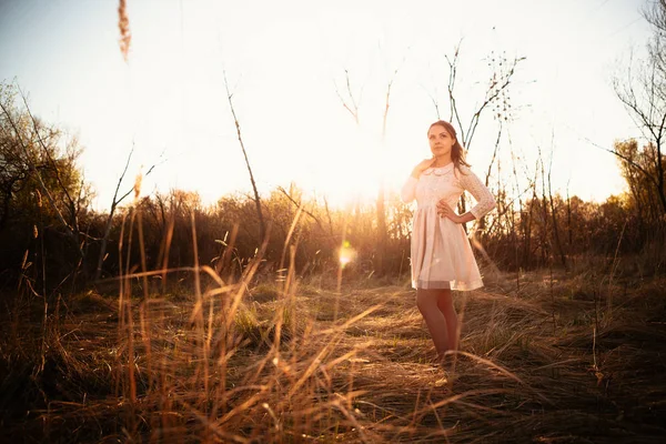 Piękna Dziewczyna Stoi Polu Tle Zachodu Słońca — Zdjęcie stockowe