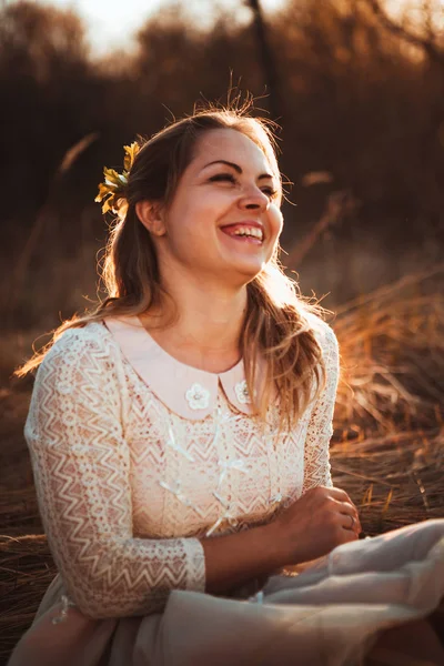 Mädchen Sitzt Auf Dem Feld Hintergrund Des Sonnenuntergangs — Stockfoto