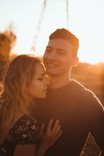 Guy Girl Field Sunset Background — Stock Photo, Image