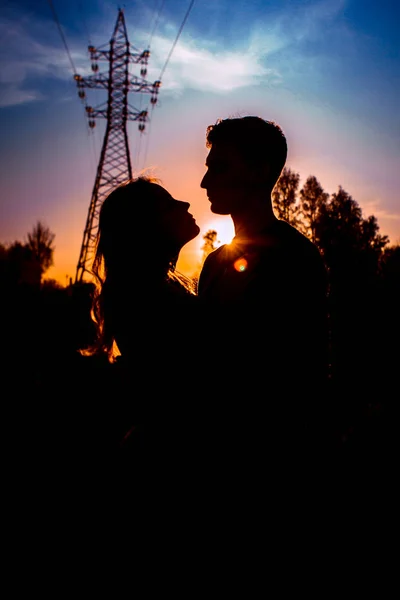 Silhouetten Eines Mannes Und Eines Mädchens Auf Einem Feld Vor — Stockfoto