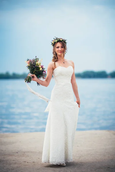 Retrato Novia Sobre Fondo Del Río —  Fotos de Stock