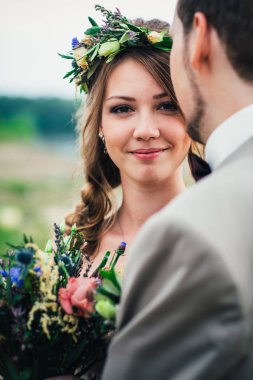 nehir arka plan üzerinde provence tarzında genç çift.