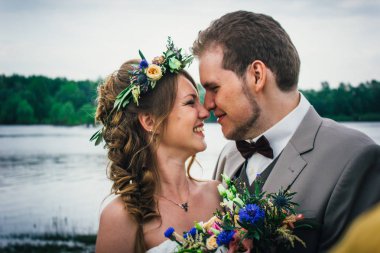 nehir arka plan üzerinde provence tarzında genç çift.