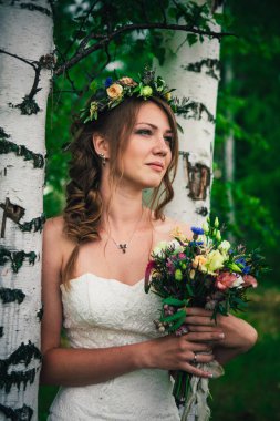 Ormandaki huş ağaçlarının yanında genç gelin..