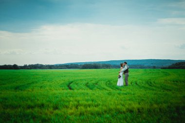 Gelin ve damat alan arka plan üzerinde durmak.