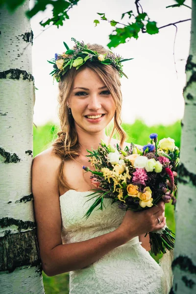 Noiva Jovem Perto Vidoeiros Floresta — Fotografia de Stock