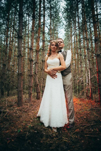 Mariés Dans Forêt Sapins — Photo