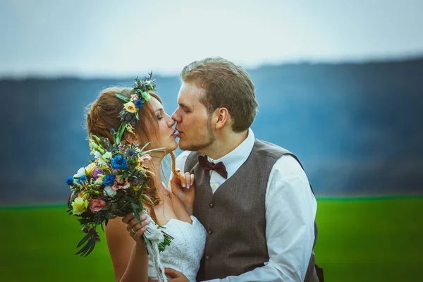 Portrait Bride Groom Stand Background Field — Stock Photo, Image