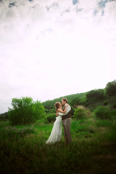 Braut Und Bräutigam Stehen Auf Dem Hintergrund Von Berg Und — Stockfoto