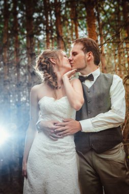 Gelin ve damat firs ormanında.