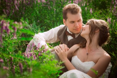 bir dağ ve çim zemin üzerine gelin ve damat portre.