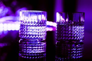 İçki bardaklarıyla bar renkli ışıklar..