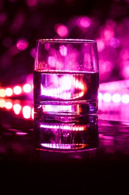 Gece kulübü barında renkli gözlük..