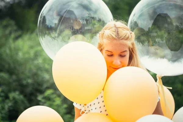 有气球的年轻女孩的画像在自然背景下 — 图库照片